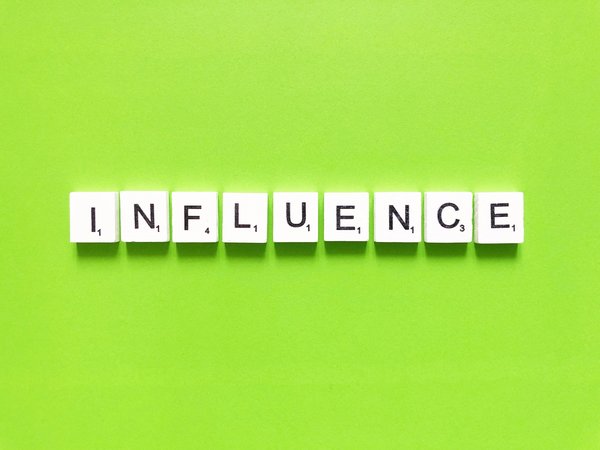 Comment la musique influence-t-elle la mode actuelle ?