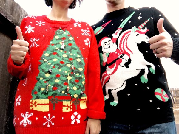 Comment porter un pull moche de Noël avec élégance ?