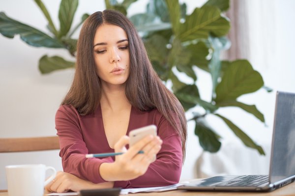 Comprendre et utiliser les sigles : un atout dans la communication française